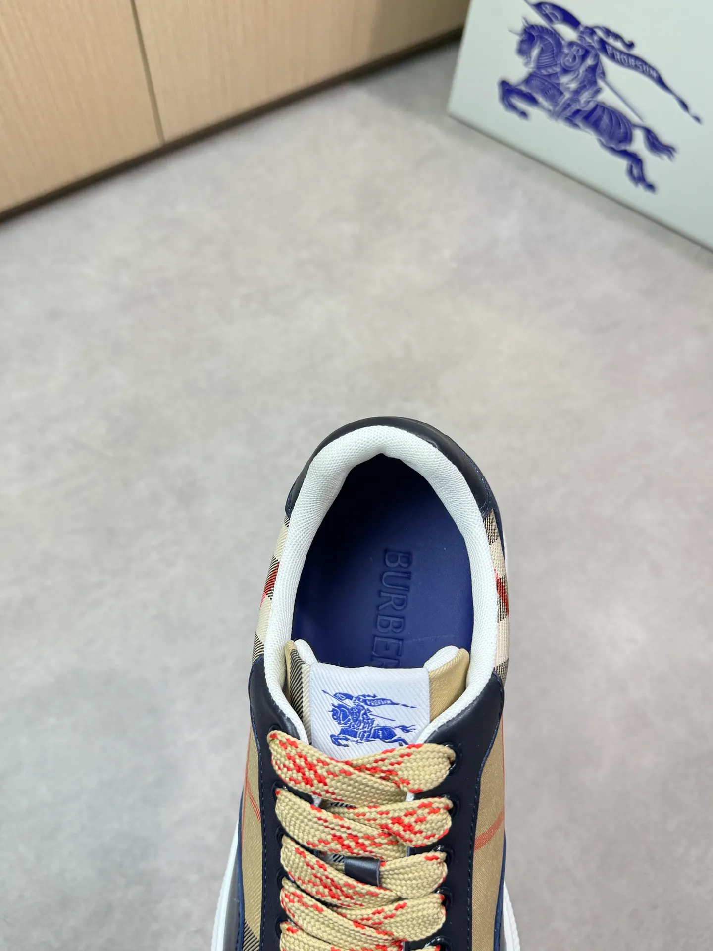 P400 [BURBERRY] Burberry casual sports sneakers - Upper: imported 🔝 Napa calfskin, brand totem cloth, tongue brand cloth label - Lining: brand canvas, foot pad; water-dyed cowhide - Outsole: ultra-light TPR rubber; two-color molded outsole - Super high quality control, fine workmanship: highlighted (high-end, luxury, grade) -Size : 38-44 (Male 45, can be customized)·BBR0372